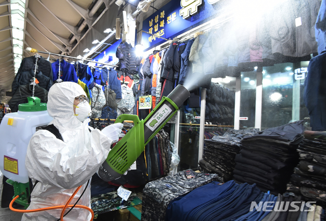 [수원=뉴시스] 김종택 기자 = 신종 코로나바이러스 감염증(코로나19) 확산 방지를 위해 3일 오후 경기 수원시 팔달구 영동시장에서 수원시사회적경제지원센터 관계자들이 방역을 하고 있다. 2020.03.03. semail3778@naver.com