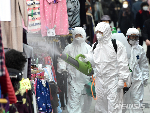 [수원=뉴시스] 김종택 기자 = 신종 코로나바이러스 감염증(코로나19) 확산 방지를 위해 3일 오후 경기 수원시 팔달구 영동시장에서 수원시사회적경제지원센터 관계자들이 방역을 하고 있다. 2020.03.03. semail3778@naver.com