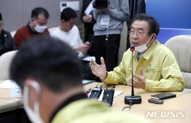 [서울=뉴시스]김선웅 기자 = 박원순 서울시장이 3일 오후 서울시청 서울안전통합상황실에서 이재명 경기도지사와 화상으로 코로나19 지역사회 확산 차단을 위한 사회적 거리두기 참여 활성화 등 대책을 논의하고 있다. 2020.03.03. mangusta@newsis.com