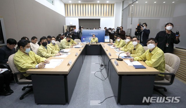 [서울=뉴시스]김선웅 기자 = 박원순 서울시장이 3일 오후 서울시청 서울안전통합상황실에서 이재명 경기도지사와 화상으로 코로나19 지역사회 확산 차단을 위한 사회적 거리두기 참여 활성화 등 대책을 논의하고 있다. 2020.03.03.&nbsp; mangusta@newsis.com 