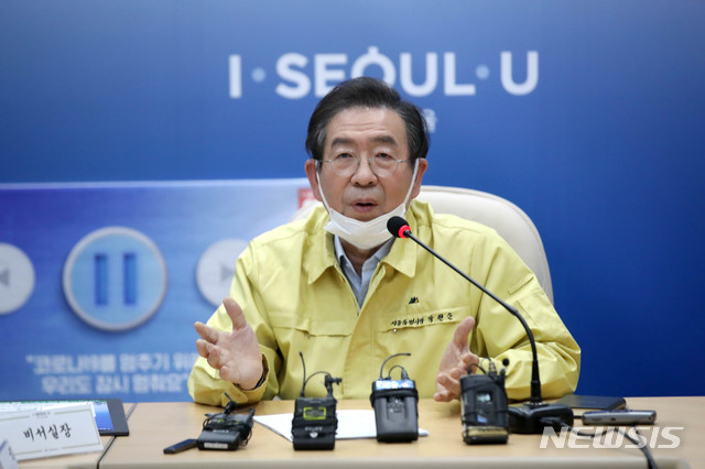 [서울=뉴시스]김선웅 기자 = 박원순 서울시장이 3일 오후 서울시청 서울안전통합상황실에서 이재명 경기도지사와 화상으로 코로나19 지역사회 확산 차단을 위한 사회적 거리두기 참여 활성화 등 대책을 논의하고 있다. 2020.03.03. mangusta@newsis.com