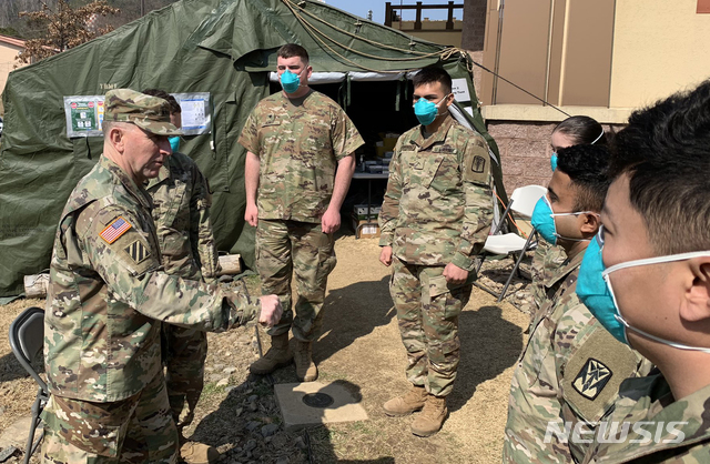 [서울=뉴시스]로버트 에이브럼스(왼쪽) 주한미군사령관이 지난 2일 경북 칠곡군 왜관읍에 위치한 주한미군기지 대구 캠프 캐럴을 방문해 신종 코로나바이러스 감염증(코로나19)과 관련해 근무중인 장병들을 격려하고 있다. 주한미군기지 캠프 캐럴에 소속된 병사는 지난달 26일 코로나19 확진 판정을 받았다. (사진=주한미군기지 대구 트위터 캡쳐) 2020.03.03.photo@newsis.com