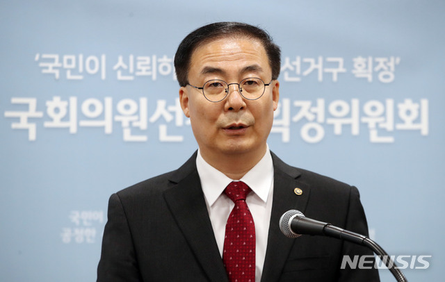 [서울=뉴시스]박미소 기자 = 김세환 국회의원선거구획정위원회 위원장이 3일 오후 서울 관악구 중앙선거관리위원회 관악청사에서 제21대 국회의원선거 선거구획정안 제출에 대한 입장문을 발표하고 있다. 2020.03.03.&nbsp; misocamera@newsis.com