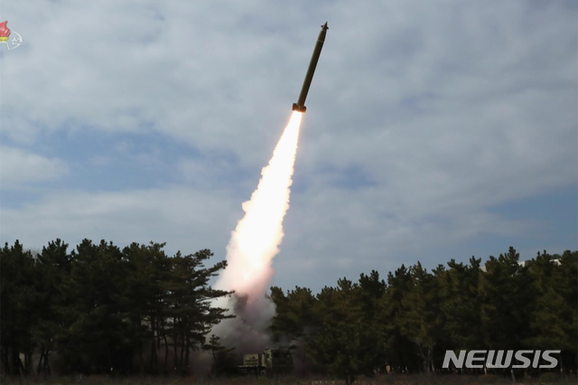 [서울=뉴시스] 북한 조선중앙TV는 김정은 북한 국무위원장이 2일 전선장거리포병구분대의 화력타격훈련을 지도했다고 3일 보도했다. (사진=조선중앙TV 캡처) 2020.03.03. photo@newsis.com