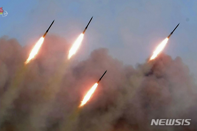 [서울=뉴시스] 북한 조선중앙TV는 김정은 북한 국무위원장이 2일 전선장거리포병구분대의 화력타격훈련을 지도했다고 3일 보도했다. (사진=조선중앙TV 캡처) 2020.03.03. photo@newsis.com