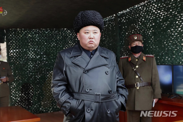 [서울=뉴시스] 북한 조선중앙TV는 김정은 북한 국무위원장이 2일 전선장거리포병구분대의 화력타격훈련을 지도했다고 3일 보도했다. (사진=조선중앙TV 캡처) 2020.03.03.&nbsp; photo@newsis.com