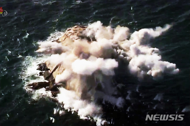 [서울=뉴시스] 북한 조선중앙TV는 김정은 북한 국무위원장이 2일 전선장거리포병구분대의 화력타격훈련을 지도했다고 3일 보도했다. (사진=조선중앙TV 캡처) 2020.03.03. photo@newsis.com