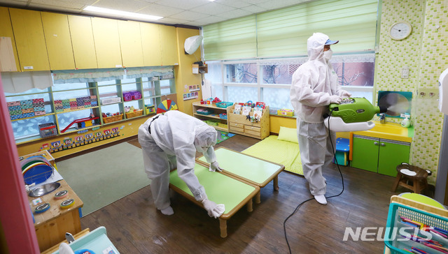 [서울=뉴시스]어린이집에서 코로나19 감염 예방을 위해 소독을 하는 모습. (사진=뉴시스DB) photo@newsis.com