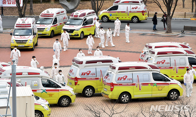 [대구=뉴시스] 이무열 기자 = 대구에서 신종 코로나바이러스 감염증(코로나19) 확진자가 무더기로 급증하고 있는 3일 오후 대구 수성구 대흥동 대구스타디움에 경증 확진자들을 이송하는 119 구급차들이 빼곡히 주차돼 있다. 이날 대구스타디움에 집결한 경증 확진자들은 준비된 버스를 타고 경주 등에 마련된 생활치료센터로 이송됐다. 2020.03.03.lmy@newsis.com