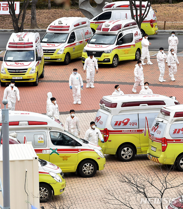 [대구=뉴시스] 이무열 기자 = 대구에서 신종 코로나바이러스 감염증(코로나19) 확진자가 무더기로 급증하고 있는 3일 오후 대구 수성구 대흥동 대구스타디움에 경증 확진자들을 이송하는 119 구급차들이 빼곡히 주차돼 있다. 이날 대구스타디움에 집결한 경증 확진자들은 준비된 버스를 타고 경주 등에 마련된 생활치료센터로 이송됐다. 2020.03.03.lmy@newsis.com