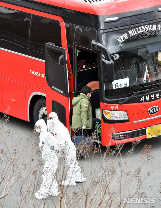 [대구=뉴시스] 이무열 기자 = 대구에서 신종 코로나바이러스 감염증(코로나19) 확진자가 무더기로 급증하고 있는 3일 경주 등에 마련된 생활치료센터로 이송되는 경증 확진자들이 대구 수성구 대흥동 대구스타디움에 집결해 버스에 오르고 있다. 2020.03.03.lmy@newsis.com