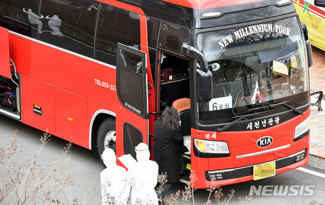 [대구=뉴시스] 이무열 기자 = 대구에서 신종 코로나바이러스 감염증(코로나19) 확진자가 무더기로 급증하고 있는 3일 경주 등에 마련된 생활치료센터로 이송되는 경증 확진자들이 대구 수성구 대흥동 대구스타디움에 집결해 버스에 오르고 있다. 2020.03.03. lmy@newsis.com