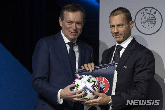 [암스테르담= AP/뉴시스]네델란드 보건체육부 장관 브루노 브루인스(왼쪽)가 3월5일 열린 유럽축구연맹(UEFA )축구지도자 총회에서 알레스칸더 세페린 회장과 함께 포즈를 취하고 있다.  