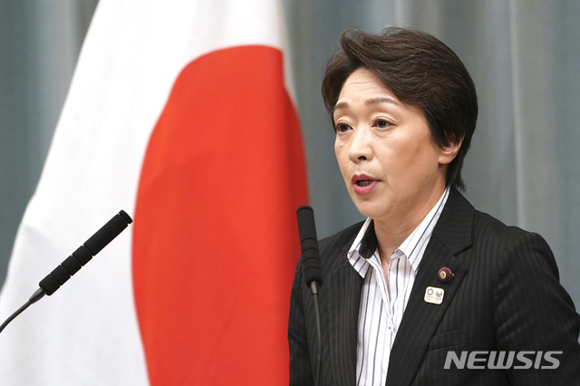 [도쿄=AP/뉴시스]일본 정부가 신종 코로나바이러스 감염증(코로나19)으로 2020 도쿄 올림픽 개최를 연기할 수도 있음을 시사했다. 하시모토 세이코 일본 올림픽 주무장관은 3일 참의원 질의응답에서 올림픽 경기가 연내에 개최될 수 있으며 그것은 7월 24일에 시작하지 않을 수도 있음을 암시했다. 사진은 지난해 9월 11일 올림픽 주무장관에 임명된 하시모토 장관이 총리공관에서 연설하는 모습. 2020.03.03. 