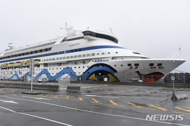 [헤우게순=AP/뉴시스]독일 크루즈선 '아이다 오라'(Aida Aura)가 3일(현지시간) 신종 코로나바이러스 감염증(코로나19) 의심 승객 2명의 검사 결과를 기다리면서 노르웨이 헤우게순에 정박해 있다. 2020.3.4.