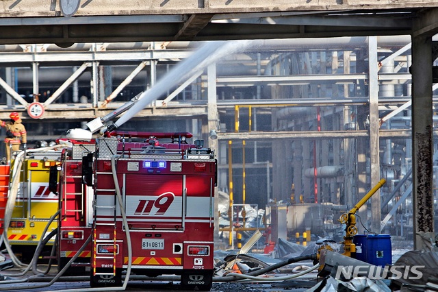 【서산=뉴시스】송승화 기자 =충남 서산시 대산읍 롯데케미칼 대산공장에서 발생한 폭발사고로 4일 오전 9시 54분 살수 소방차가 폭발 현장에 물을 뿌리고 있다. 2020.03.04.&nbsp; ssong1007@newsis.com&nbsp; 