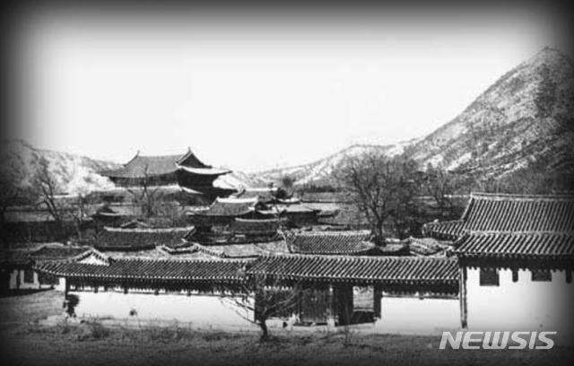[서울=뉴시스] 경복궁 계조당으로 추정되는 옛 사진. 동십자각에서 촬영한 오위도총부 권역.(사진=문화재청 제공) 2020.3.4 photo@newsis.com