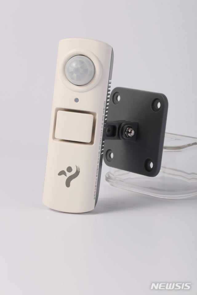 [서울=뉴시스]서울시 독거어르신 안전·건강관리 솔루션 기기. (사진=서울시 제공). 2020.03.05. photo@newsis.com