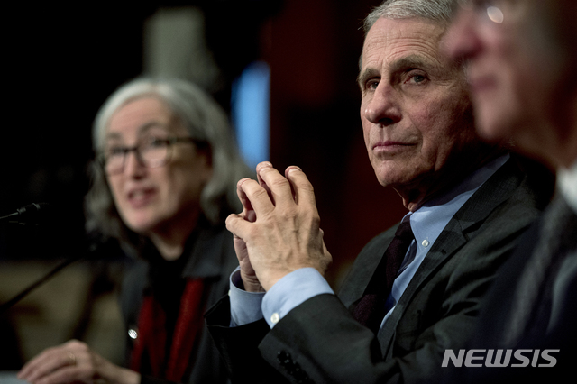 [워싱턴=AP/뉴시스] 앤 슈챗 미국 질병통제예방센터(CDC) 수석 부국장(왼쪽)이 지난달 3일(현지시간) 워싱턴 국회의사당에서 열린 청문회에 참석해 발언을 경청하고 있다. 2020.04.18