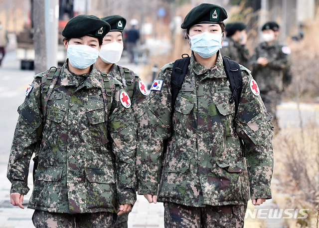 [대구=뉴시스] 이무열 기자 = 국군간호사관학교 60기 신임 간호장교 75명이 신종 코로나바이러스 감염증(코로나19) 의료지원을 위해 4일 오전 대구 동구 상매동 한 숙소에서 지역 감염병 전담병원인 국군대구병원으로 출발하고 있다. 2020.03.04.lmy@newsis.com