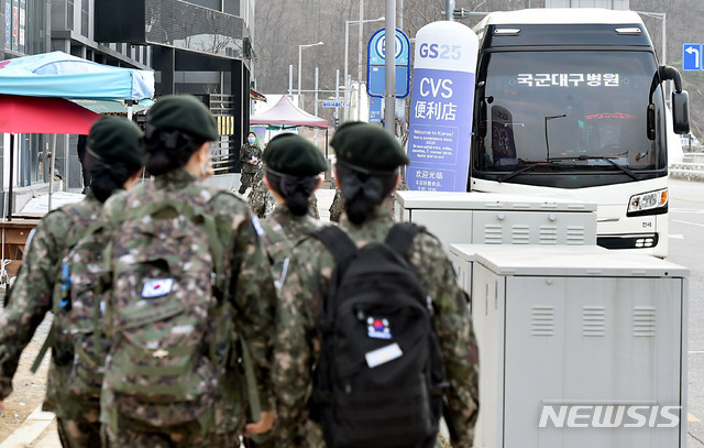 [대구=뉴시스] 이무열 기자 = 국군간호사관학교 60기 신임 간호장교 75명이 신종 코로나바이러스 감염증(코로나19) 의료지원을 위해 4일 오전 대구 동구 상매동 한 숙소에서 지역 감염병 전담병원인 국군대구병원으로 출발하고 있다. 2020.03.04.  lmy@newsis.com