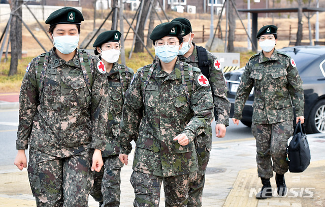 [대구=뉴시스] 이무열 기자 = 국군간호사관학교 60기 신임 간호장교 75명이 신종 코로나바이러스 감염증(코로나19) 의료지원을 위해 4일 오전 대구 동구 상매동 한 숙소에서 지역 감염병 전담병원인 국군대구병원으로 출발하고 있다. 2020.03.04.lmy@newsis.com