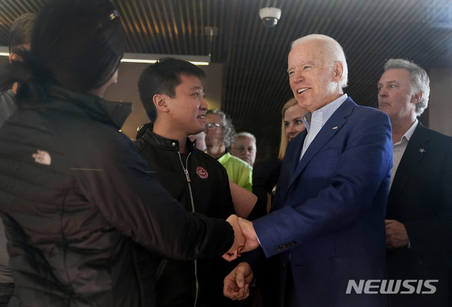 [오클랜드(미 캘리포니아주)=AP/뉴시스]조 바이든 전 미 부통령이 3일(현지시간) 캘리포니아주 오클랜드에서 유권자들과 만나고 있다. 바이든 전 부통령은 이날 14개 주에서 동시에 치러진 '슈퍼 화요일' 예비선거 중 99명의 대의원이 걸린 버지니아주 프라이머리에서 승리했다. 2020.3.4