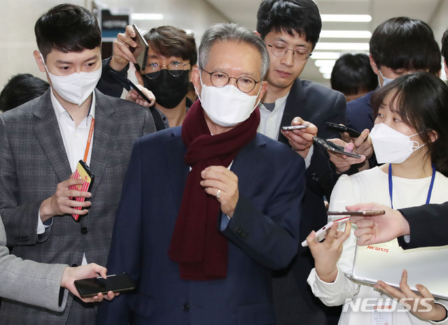 [서울=뉴시스] 김진아 기자 = 김형오 미래통합당 공천관리위원장이 4일 서울 여의도 국회에서 열린 공천관리위원회 면접에 참석하며 취재진의 질문을 받고 있다. 2020.03.04.    bluesoda@newsis.com