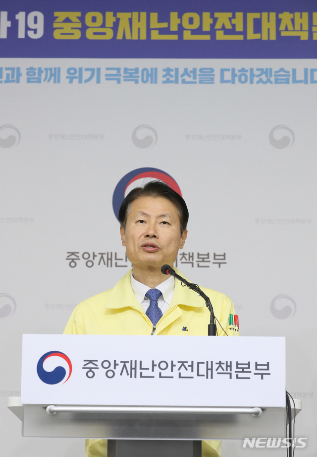 [세종=뉴시스]강종민 기자 = 김강립 중앙재난안전대책본부 제1총괄조정관(보건복지부 차관)이 4일 오전 정부세종청사에서 대구·경북 지역 생활치료센터 현황과 자동차 이동형 선별진료소 표준운영지침, 마스크 수급 관련 대응 방향 등을 브리핑 하고 있다. 2020.03.04.&nbsp; ppkjm@newsis.com
