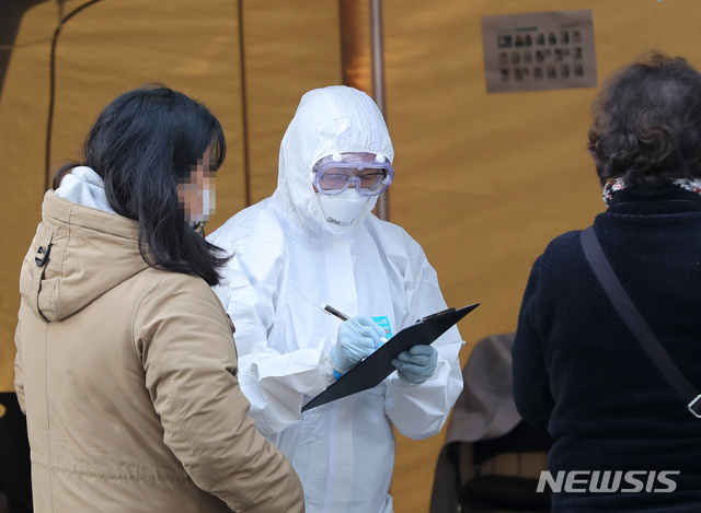 [제주=뉴시스]우장호 기자 = 제주 한라병원 선별진료소에서 코로나19 의심증상을 호소하는 시민들이 진료 순서를 기다리고 있다. 2020.03.04. woo1223@newsis.com