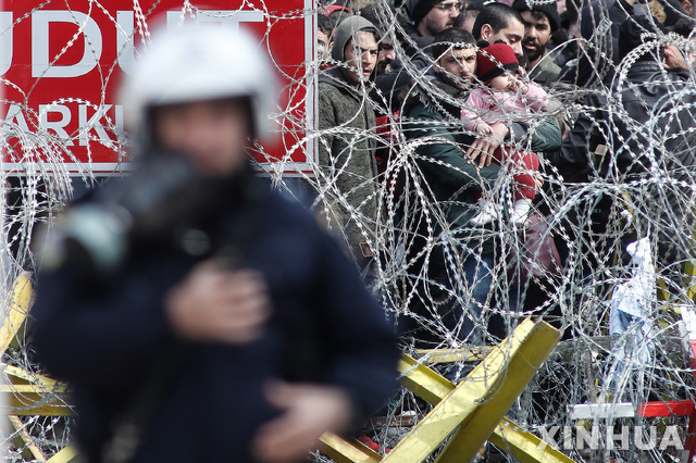 그리스- 터키간 국경에 철조망 바리케이드를 쳐놓고 피난민과 이민들의 진입을 막고 있는 그리스 군인.&nbsp; 그리스 정부는 9번째 코로나19 확진환자가 나오자 3개지역 학교에 전면 휴교령을 내렸다.&nbsp; 