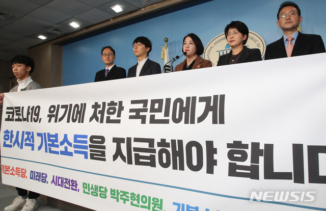 [서울=뉴시스]김명원 기자 = 박주현 민생당 공동대표 등이 지난 4일 국회 정론관에서 재난기본소득 관련 기자회견을 하고 있다. 2020.03.04. kmx1105@newsis.com