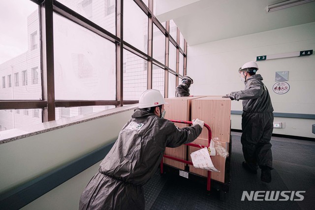 [서울=뉴시스]4일 육군 제2작전사 예하 1117공병단 장병들이 국군대구병원에서 음압병상 확충공사를 위해 자재를 운반하고 있다.&nbsp; 국군대구병원은 지난달 23일 감염병 전담병원으로 지정되어 기존 음압병상 98개를 303개로 확충시키는 공사를 진행해왔으며, 공사가 완료되면 총 200여 명의 의료인력이 투입되어 대구지역 확진자들의 입원, 치료를 담당하게 된다. (사진=육군 제공) 2020.03.04. photo@newsis.com