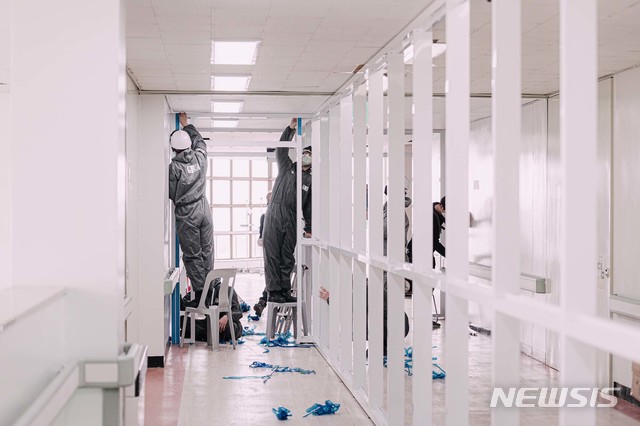 [서울=뉴시스]4일 육군 제2작전사 예하 1117공병단 장병들이 국군대구병원에서 음압병상 확충공사를 위한 작업을 하고 있다. 국군대구병원은 지난달 23일 감염병 전담병원으로 지정되어 기존 음압병상 98개를 303개로 확충시키는 공사를 진행해왔으며, 공사가 완료되면 총 200여 명의 의료인력이 투입되어 대구지역 확진자들의 입원, 치료를 담당하게 된다. (사진=육군 제공) 2020.03.04.photo@newsis.com