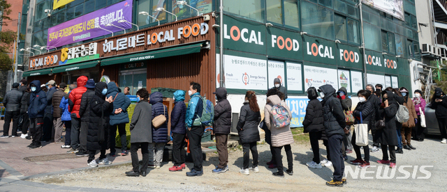 [전주=뉴시스] 김얼 기자= 4일 전북 전주시 완산구 평화동 농협 하나로마트 앞에서 시민들이 2시에 판매될 마스크를 기다리며 줄 서 있다. 신종 코로나바이러스 감염증(코로나19)의 확산을 방지하기 위해 정부에서 공적 판매처에 마스크 물량 공급을 시작하고 3일이 지났지만, 아직도 마스크를 구매하기 위한 시민들의 줄서기가 끝이 보이지 않는다. 2020.03.04. pmkeul@newsis.com