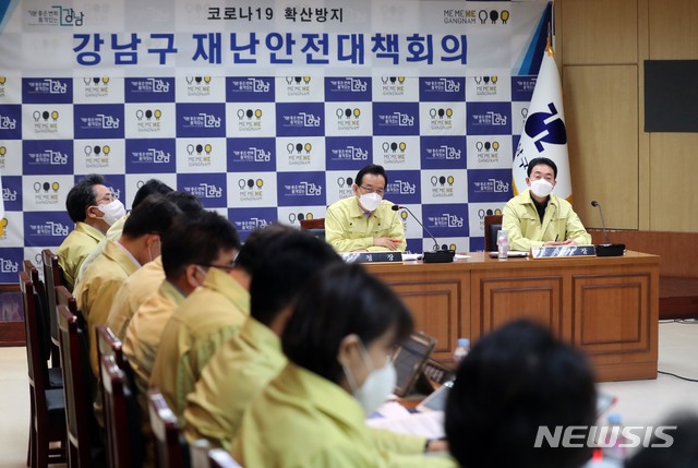 [서울=뉴시스]정순균 강남구청장이 4일 서울 강남구청에서 신종 코로나바이러스감염증(코로나19) 대책 회의를 하고 있다. (사진=강남구 제공) 2020.03.04.photo@newsis.com