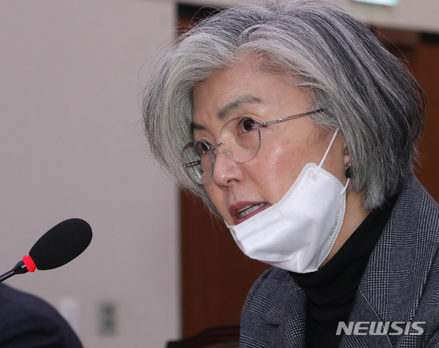 [서울=뉴시스]김명원 기자 = 강경화 외교부 장관이 4일 서울 여의도 국회 외교통일위원회에서 열린 제2차 전체회의에 참석해 의원들의 질의에 답하고 있다. 2020.03.04.&nbsp; kmx1105@newsis.com