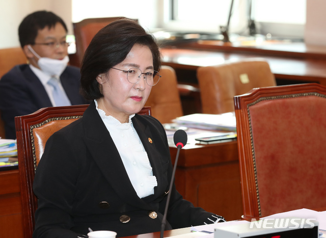 [서울=뉴시스] 고승민 기자 = 추미애 법무부 장관이 4일 서울 여의도 국회에서 열린 법제사법위원회 전체회의에서 질의하는 장제원 미래통합당 의원을 바라보고 있다. 2020.03.04.&nbsp; kkssmm99@newsis.com