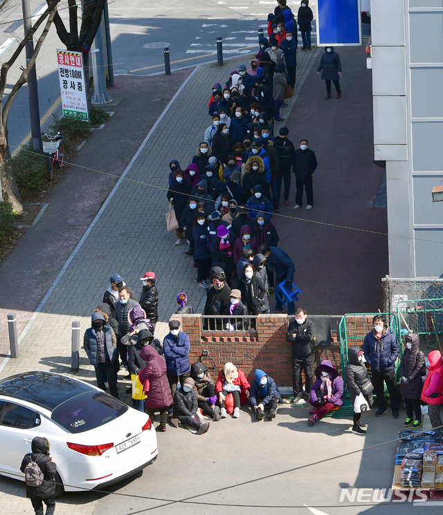 [광주=뉴시스] 류형근 기자 = 신종 코로나 바이러스 감염증(코로나19)이 확산되고 있는 가운데 시민들이 4일 오후 광주 남구 봉선동 남광주농협 마트에서 판매하는 마스크를 구입하기 위해 줄을 서고 있다. 2020.03.04. hgryu77@newsis.com