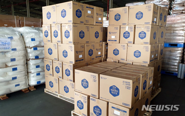 [무안=뉴시스] 류형근 기자 = 전남경찰청 지능범죄수사대는 지난 4일 경기도 평택항에 중국 수출용 마스크 15만장을 쌓아 둔 혐의(물가안정법 위반)로 A(38)씨를 불구속 입건했다고 밝혔다. (사진=전남경찰청 제공). 2020.03.04. photo@newsis.com