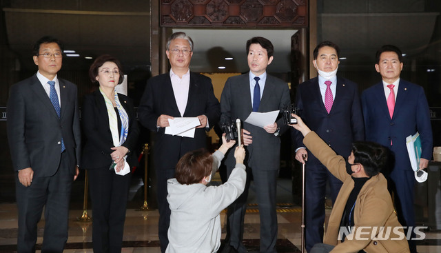 [서울=뉴시스] 김진아 기자 = 이인영 더불어민주당 원내대표와 심재철 미래통합당 원내대표, 유성엽 민주통합의원모임 원내대표 및 의원들이 4일 서울 여의도 국회에서 선거구획정안관련 3당 원내대표 공동기자회견을 하고 있다. 2020.03.04.&nbsp; bluesoda@newsis.com