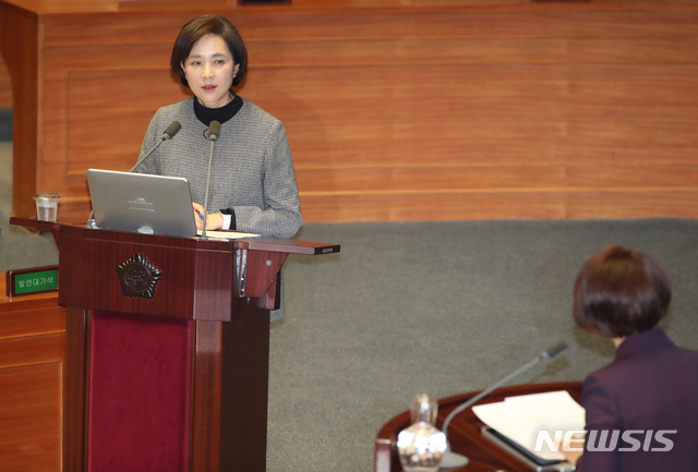 [서울=뉴시스]김명원 기자 = 유은혜 사회부총리 겸 교육부 장관이 4일 서울 여의도 국회에서 열린 제376회 국회(임시회) 제07차 본회의 에 참석해 의원들의 질의에 답하고 있다. 2020.03.04. kmx1105@newsis.com