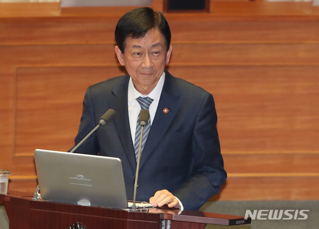 [서울=뉴시스]김명원 기자 = 진영 행정안전부 장관이 4일 서울 여의도 국회에서 열린 제376회 국회(임시회) 제07차 본회의 에 참석해 의원들의 질의에 답하고 있다. 2020.03.04. kmx1105@newsis.com