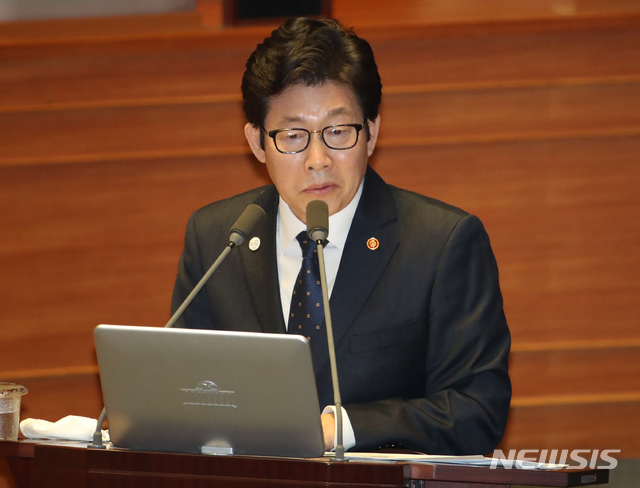 [서울=뉴시스]김명원 기자 = 조명래 환경부 장관이 4일 서울 여의도 국회에서 열린 제376회 국회(임시회) 제07차 본회의 에 참석해 의원들의 질의에 답하고 있다. 2020.03.04. kmx1105@newsis.com