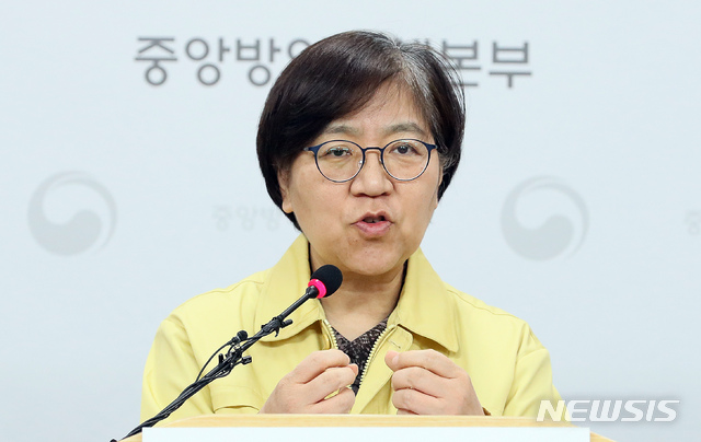 [청주=뉴시스]강종민 기자 = 정은경 중앙방역대책본부장(질병관리본부장)이 4일 오후 충북 청주 질병관리본부에서 신종 코로나바이러스 감염증(코로나19) 국내 발생 현황에 대해 브리핑하던 중 코로나19 검체 추출하는 의료진의 가장 위험한 단계에 대해 설명하고 있다. 2020.03.04.&nbsp; ppkjm@newsis.com