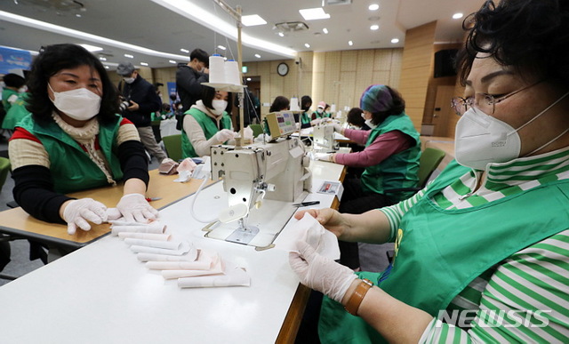 [서울=뉴시스]박주성 기자 = 신종 코로나바이러스 감염증(코로나19) 확산으로 인하여 마스크 구매가 힘들어 진 가운데 4일 오후 서울 강동구청에서 강동구새마을부녀회와 주민들로 구성된 자원봉사자들이 필터를 넣어 사용할 수 있는 코로나19 예방 면 마스크를 제작하고 있다. 완성한 마스크는 관내 어린이집, 복지시설 등에 전달할 예정으로 강동구는 재봉기술이 있는 자원봉사자를 추가로 모집해 마스크 제작 수량을 늘릴 계획이다. 2020.03.04.&nbsp; park7691@newsis.com