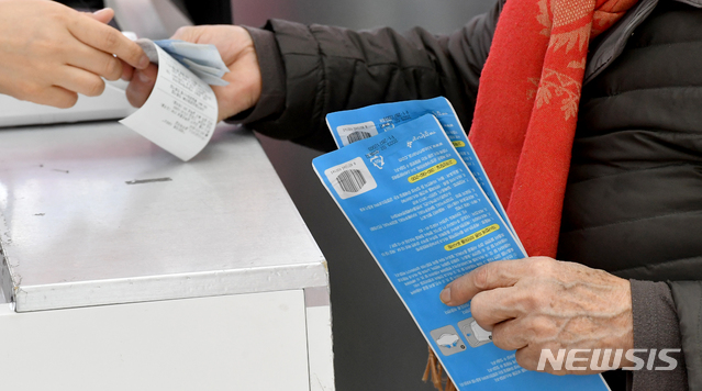 [광주=뉴시스] 신대희 기자 = 신종 코로나바이러스 감염증(코로나19) 여파로 보건용 마스크 수급이 원활치 않은 가운데, 한 시민이 4일 마스크 한시적 판매에 나선 광주 북구 모 잡화점에서 마스크를 구매하고 있다. 2020.03.04. sdhdream@newsis.com