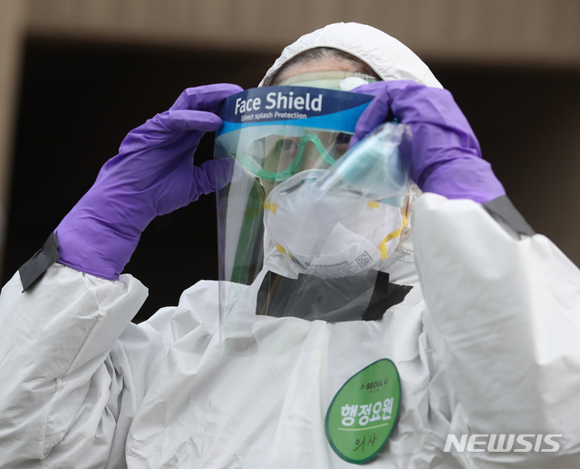 [서울=뉴시스] 조수정 기자 = 4일 오후 서울 송파구 잠실 주경기장에 설치된 '드라이브 스루(Drive Through) 신종 코로나바이러스 감염증(코로나19) 선별진료소'에서 방호복을 입은 의료진이 고글 위에 페이스 쉴드(face shield)를 착용하고 있다. 서울시는 강서구 이대서울병원, 서초구 옛 소방학교, 은평구 은평병원, 잠실주경기장 주차장에서 드라이브 스루 선별진료소를 운영한다. 2020.03.04.&nbsp; chocrystal@newsis.com