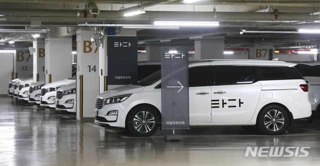 [서울=뉴시스]최진석 기자 = '타다금지법'으로 불리는 여객자동차운수사업법 개정안의 국회 법제사법위원회의 심의일인 4일 오후 서울 한 타다 주차장에 타다가 세워져 있다. 2020.03.04.photo@newsis.com