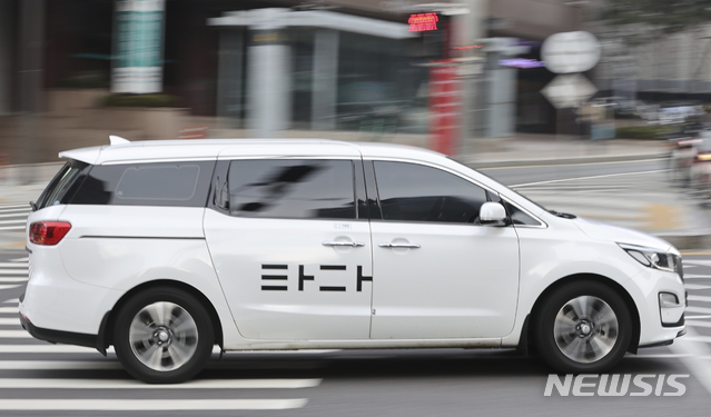 [서울=뉴시스]최진석 기자 = '타다금지법'으로 불리는 여객자동차운수사업법 개정안의 국회 법제사법위원회의 심의일인 4일 오후 서울 도심에 타다가 운행을 하고 있다. 2020.03.04.&nbsp; myjs@newsis.com 